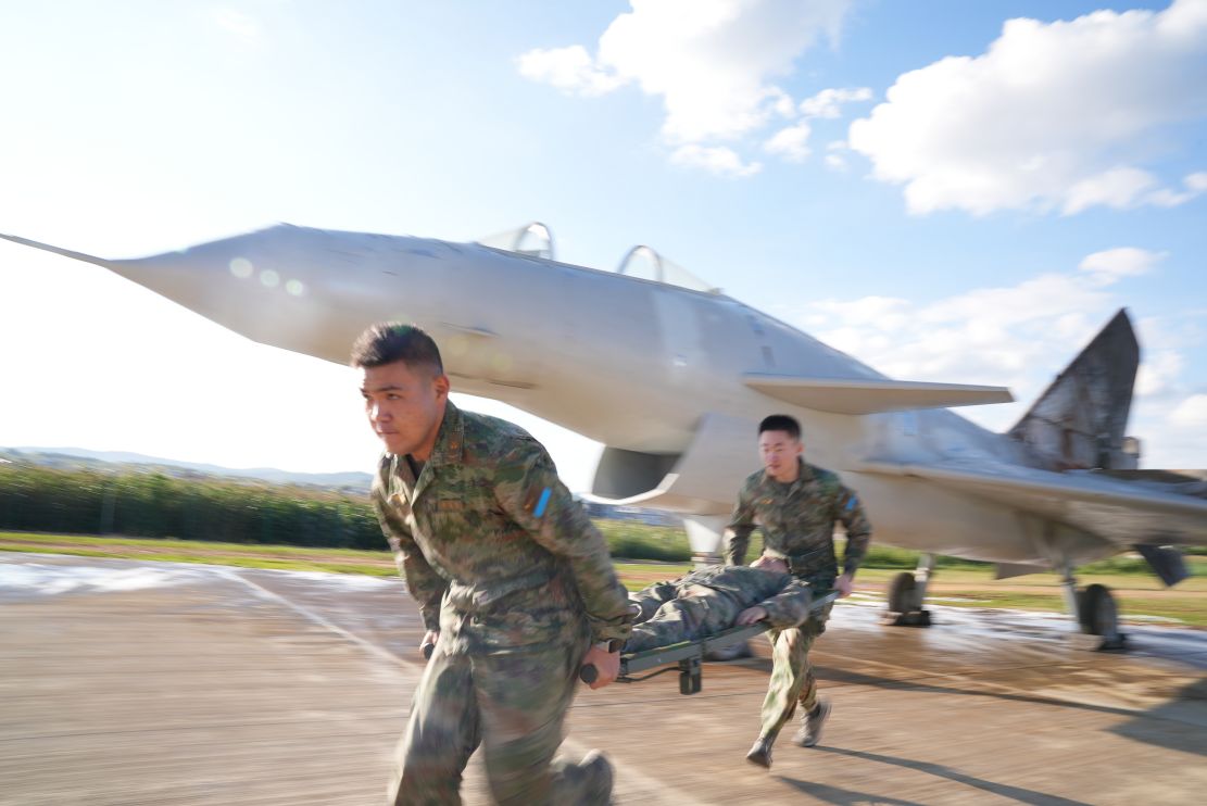 衛生員進行戰傷救護演練